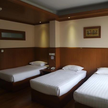 Hotel Sidney Rangoon Buitenkant foto