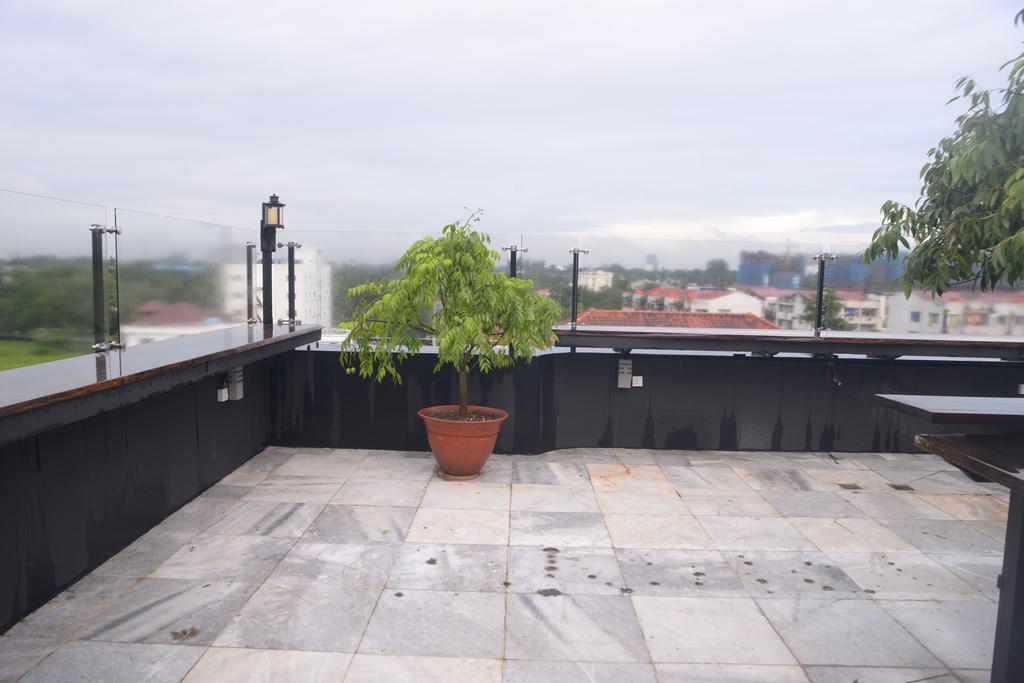 Hotel Sidney Rangoon Buitenkant foto